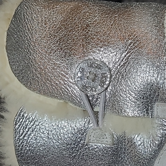 UGG LIMITED EDITION METALLIC SLIVER BAILEY BUTTON CLASSIC SHORT BOOTS - Picture 15 of 16